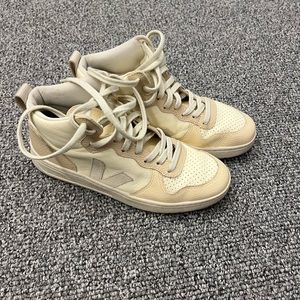 Women’s Vejas V-15 high tops. Size 9, white and cashew color.